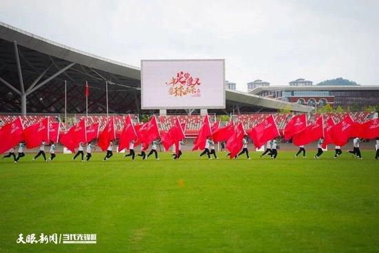 背对布达佩斯，五人整装待发